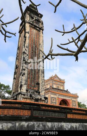 Un obelisco al Padiglione Stele nella Tomba reale di Tu Duc, al complesso del Tempio di Gieu, alla Citta' Imperiale di Hue, al Vietnam, all'Indocina, al Sud-Est Asiatico, all'Asia Foto Stock
