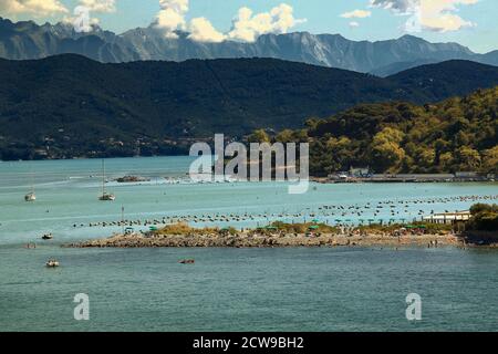 Costa Ligure con allevamento di mitili, Italia. Foto Stock