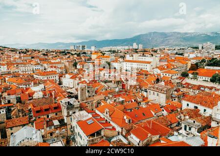 Split, Croazia, Europa. Vista dalla torre. Tetti arancioni di case Foto Stock