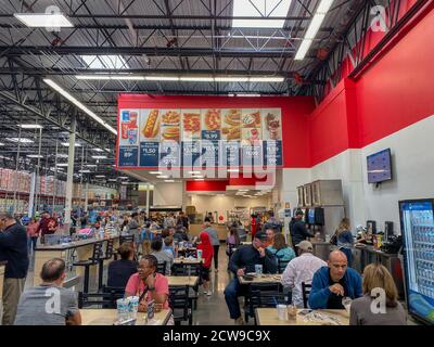 Orlando, FL/USA-11/16/20: Il caffè o ristorante in un Sams Club a Orlando, Florida. Foto Stock