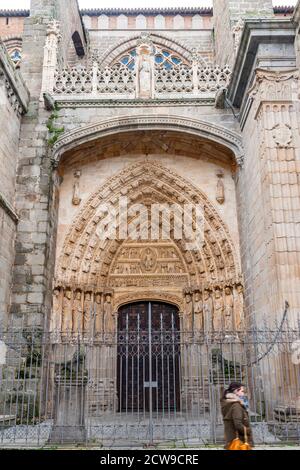 Puerta Lateral de la catedral de Ávila. Castilla León. España Foto Stock