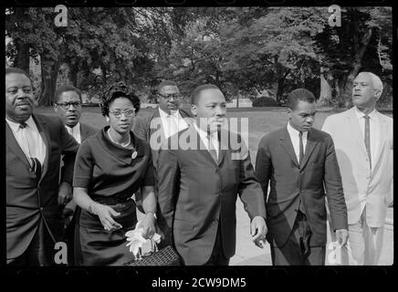 Il Rev. Martin Luther King, Jr e il suo entourage arrivano alla Casa Bianca per un incontro con il presidente Lyndon B Johnson il giorno prima della firma del Voting Rights Act. Da sinistra a destra: Rev Ralph Abernathy, non identificato, Sig.ra Juanita Abernathy, non identificato, Dr King, Walter Fauntroy e non identificato, Washington, DC, 8/5/1965. (Foto di Marion S Trikosko/US News & World Report Magazine Photograph Collection/RBM Vintage Images) Foto Stock