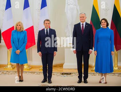 Vilnius, Lituania. 28 Settembre 2020. Il presidente lituano Gitanas Nauseda (2° R) e sua moglie Diana Nausediene (1° R) accolgono in visita il presidente francese Emmanuel Macron (2° L) e sua moglie Brigitte Macron a Vilnius, Lituania, il 28 settembre 2020. La Lituania ha compiuto enormi progressi nei vent’anni successivi all’ultima visita ufficiale di Jacques Chirac nel 2001, in visita al presidente francese Emmanuel Macron, ha affermato lunedì, facendo riferimento a uno dei suoi predecessori. Credit: Alfredas Pliadis/Xinhua/Alamy Live News Foto Stock