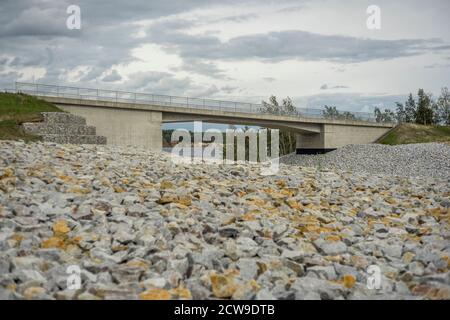 Un ponte sul canale di collegamento tra Blunoer Südsee e Sabrodter See a Lusazia, Germania 2020. Foto Stock