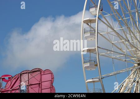 Cieli francesi sul molo della spiaggia Foto Stock