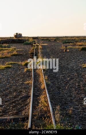 Inghilterra, Kent, Dungeness, Abandoned Rails on Beach Foto Stock
