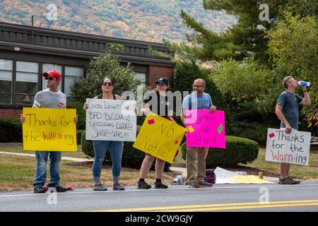 Williamsport, Stati Uniti. 28 Settembre 2020. I dipendenti di Shop-Vac licenziati si presentano di fronte alla sede centrale degli Stati Uniti a Williamsport. Shop-Vac ha inviato un avviso (Worker Adjustment and Retraining Notification) al Dipartimento del lavoro e dell'industria della Pennsylvania il 15 settembre, indicando che 427 lavoratori perderebbero posti di lavoro. (Foto di Paul Weaver/Pacific Press) Credit: Pacific Press Media Production Corp./Alamy Live News Foto Stock