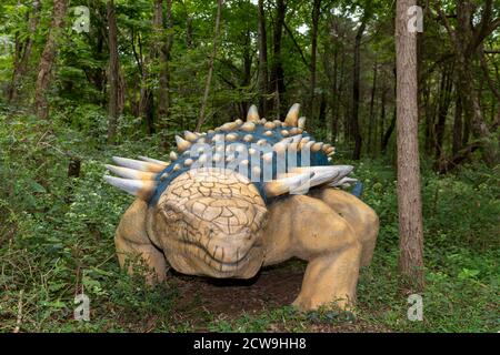 Cave City Kentucky, USA 09-24-20 Dinosaur World è una destinazione ideale per i bambini con riproduzioni di dinosauri a grandezza naturale e attività pratiche. Foto Stock