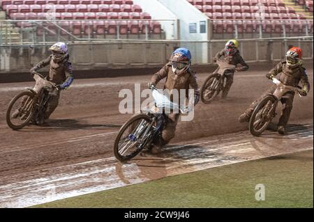 Manchester, Regno Unito. 28 Settembre 2020. MANCHESTER, INGHILTERRA. 28 SETTEMBRE 2020 Steve Worrall (Blu) guida Paul Starke (Bianco) Tom Brennan (Rosso) e Drew Kemp (giallo) Richard Lawson in azione durante il British Speedway Championship al National Speedway Stadium di Manchester, Inghilterra (Credit: Ian Charles | MI News) Credit: MI News & Sport /Alamy Live News Foto Stock