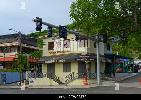 Negozi storici su Veterans Dr, di fronte all'oceano, nel centro di Charlotte Amalie, Isole Vergini statunitensi, Stati Uniti. Foto Stock