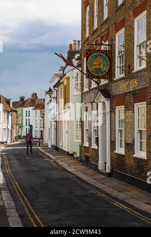 Inghilterra, Kent, Deal, The Ship Inn Pub e Street Scene Foto Stock