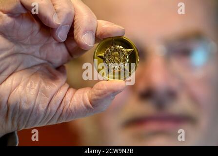 Berlino, Germania. 18 Settembre 2020. Stefan Wolle, storico, mostra una replica dell'ordine 'Eroe del lavoro' nel GDR Museum. (A ''Hero of Labor' - Ordine della DDR assegnato per l'ultima volta nell'ottobre 1989') credito: Britta Pedersen/dpa-Zentralbild/dpa/Alamy Live News Foto Stock