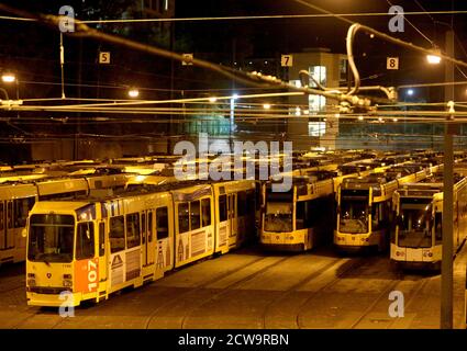 Essen, Germania. 29 Settembre 2020. I tram parcheggiati si trovano presso il deposito degli autobus e dei tram Ruhrbahn. A partire dalle prime ore del mattino, l'Unione Verdi ha chiesto scioperi di allarme a livello nazionale nei trasporti pubblici. Credit: Roland Weihrauch/dpa/Alamy Live News Foto Stock