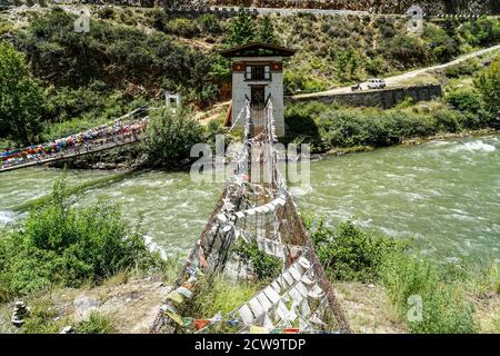 Ponte sospeso in catena di ferro vicino a Tachogang Lhakhang a Paro, Bhutan Foto Stock