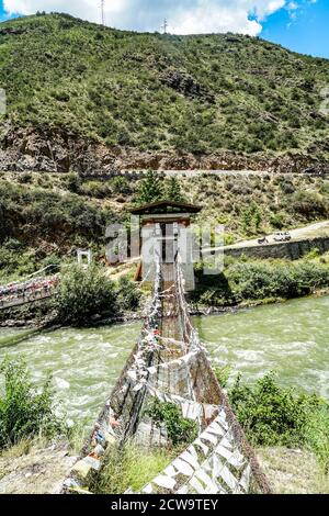 Ponte sospeso in catena di ferro vicino a Tachogang Lhakhang a Paro, Bhutan Foto Stock