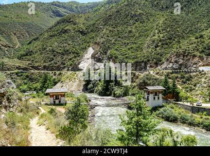 Ponte sospeso in catena di ferro vicino a Tachogang Lhakhang a Paro, Bhutan Foto Stock