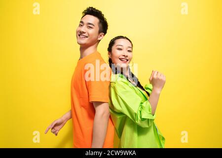 Giovane partner back-to-back Foto Stock
