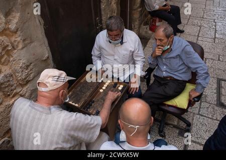 Gli uomini palestinesi che giocano al Backgammon hanno anche chiamato Shesh Besh nel Città vecchia Gerusalemme est Israele Foto Stock