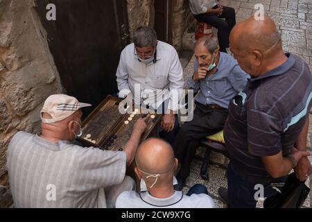 Gli uomini palestinesi che giocano al Backgammon hanno anche chiamato Shesh Besh nel Città vecchia Gerusalemme est Israele Foto Stock