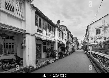 George Town, Penang, Malesia - 1 dicembre 2019: Case patrimonio dell'umanità a Georgetown, patrimonio dell'umanità dell'UNESCO. Stile retrò in bianco e nero. Foto Stock