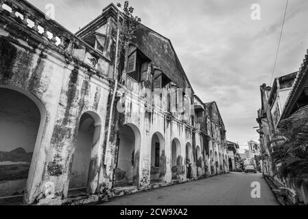 George Town, Penang, Malesia - 1 dicembre 2019: Case patrimonio dell'umanità a Georgetown, patrimonio dell'umanità dell'UNESCO. Stile retrò in bianco e nero. Foto Stock