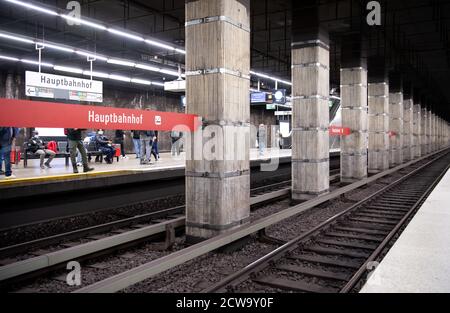 Monaco, Germania. 29 Settembre 2020. Nonostante lo sciopero di avvertimento, alcuni passeggeri aspettano un treno alla stazione della metropolitana Hauptbahnhof. Nell'attuale ciclo di contrattazione collettiva, Verdi chiede il 4.8 per cento in più di paga per i 2.3 milioni di dipendenti del settore pubblico a livello nazionale, ma almeno 150 euro in più al mese. Credit: Sven Hoppe/dpa/Alamy Live News Foto Stock