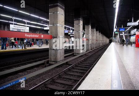 Monaco, Germania. 29 Settembre 2020. Nonostante lo sciopero di avvertimento, alcuni passeggeri aspettano un treno alla stazione della metropolitana Hauptbahnhof. Nell'attuale ciclo di contrattazione collettiva, Verdi chiede il 4.8 per cento in più di paga per i 2.3 milioni di dipendenti del settore pubblico a livello nazionale, ma almeno 150 euro in più al mese. Credit: Sven Hoppe/dpa/Alamy Live News Foto Stock