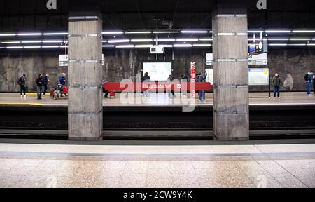 Monaco, Germania. 29 Settembre 2020. Nonostante lo sciopero di avvertimento, alcuni passeggeri aspettano un treno alla stazione della metropolitana Hauptbahnhof. Nell'attuale ciclo di contrattazione collettiva, Verdi chiede il 4.8 per cento in più di paga per i 2.3 milioni di dipendenti del settore pubblico a livello nazionale, ma almeno 150 euro in più al mese. Credit: Sven Hoppe/dpa/Alamy Live News Foto Stock