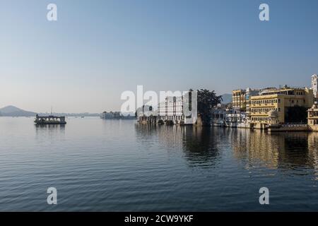 Udaipur e le acque calme del lago di Pichola nel Rajasthan, India Foto Stock