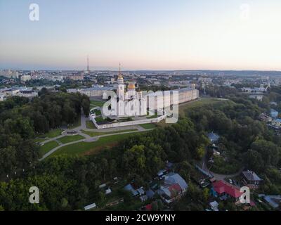 Veduta aerea della Cattedrale di Dormizione e del centro di Vladimir, Russia. Fotografato sul drone all'alba. Patrimonio mondiale dell'UNESCO. Foto Stock