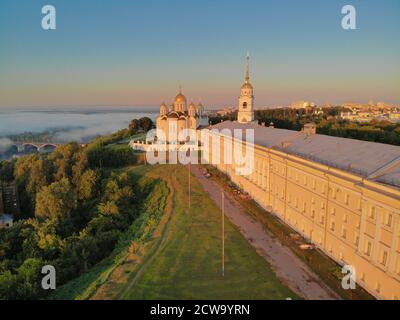 La Cattedrale di Dormizione a Vladimir, Russia. Fotografato sul drone all'alba. Patrimonio mondiale dell'UNESCO. Foto Stock