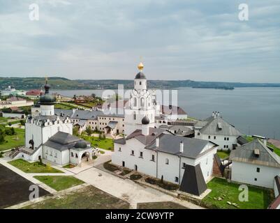 Monastero sulla città dell'isola di Sviyazhsk. Tatarstan Russia. Fotografato da un drone Foto Stock