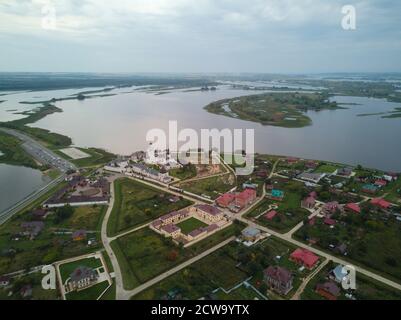 Drone vista della città di Sviyazhsk isola, il monastero su di essa, il fiume e le isole circostanti. Tatarstan. Russia. Foto Stock