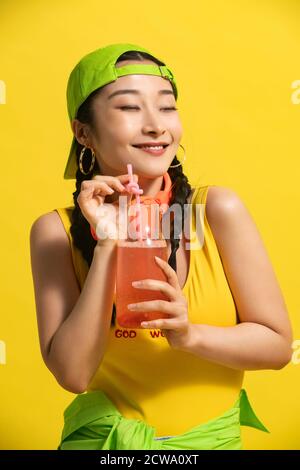 Un drink di felice giovane donna Foto Stock