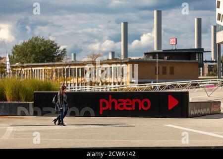 Il centro scientifico Phaeno attira visitatori alle sue mostre in continua evoluzione. Il centro si trova convenientemente vicino alla stazione ferroviaria di Wolfsburg. Foto Stock