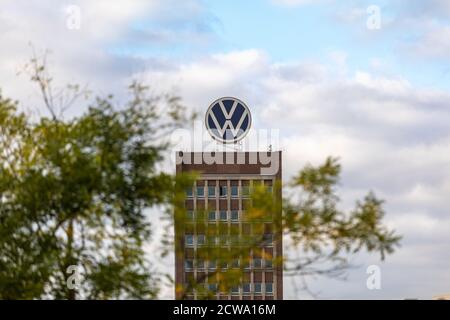 La vecchia sede della Volkswagen Corporation è un punto di riferimento visibile a Wolfsburg. La nuova sede è molto più discreta e non altrettanto importante. Foto Stock