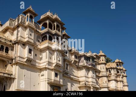 Il Palazzo della Città di Udaipur situato sulla riva del Lago Pichola, in Rajasthan, India Foto Stock