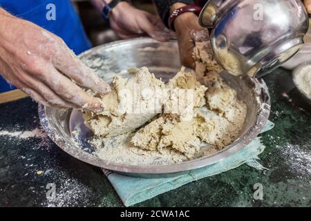 Impastare l'impasto per fare paratha, India Foto Stock