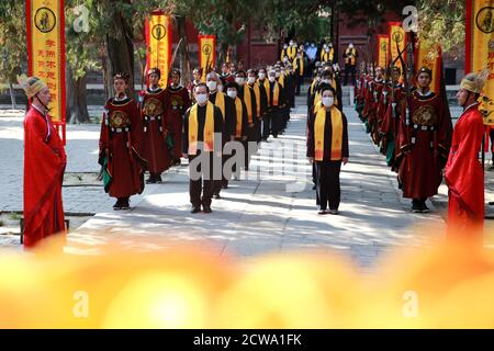 La cerimonia commemorativa di Confucio si è tenuta per celebrare il 2571° compleanno di Confucio a Qufu, Shandong, Cina il 27 settembre 2020.(Photo by TPG/cnsphotos) (Photo by Top Photo/Sipa USA) Foto Stock