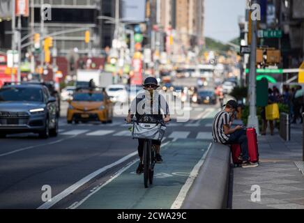 (200929) -- NEW YORK, 29 settembre 2020 (Xinhua) -- UN pedone guida una bicicletta attraverso Times Square a New York, Stati Uniti, 28 settembre 2020. Secondo il Center for Systems Science and Engineering (CSSE) della Johns Hopkins University, i decessi globali COVID-19 hanno raggiunto la triste pietra miliare di 1 milione di lunedì. (Xinhua/Wang Ying) Foto Stock