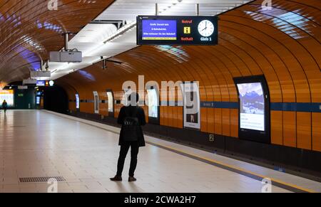 Monaco, Germania. 29 Settembre 2020. Nonostante lo sciopero di avvertimento, un passeggero è in attesa alla stazione della metropolitana Marienplatz. Nell'attuale ciclo di contrattazione collettiva, Verdi chiede il 4.8 per cento in più di paga per i 2.3 milioni di dipendenti del settore pubblico a livello nazionale, ma almeno 150 euro in più al mese. Credit: Sven Hoppe/dpa/Alamy Live News Foto Stock