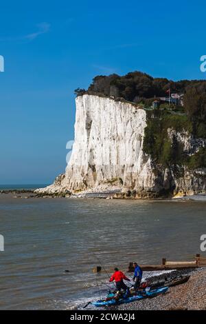 Inghilterra, Kent, dover, St.Margaret's Bay, The Beach e le bianche scogliere di dover Foto Stock