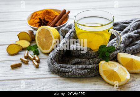 Bevanda curcuma naturale sana invece di farmaci tradizionali e pillole contro l'influenza. Concetto di medicina alternativa. Foto Stock