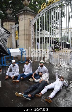 Kolkata, India. 28 Settembre 2020. (9/28/2020) gli attivisti del Congresso del Bengala Occidentale Pradesh protestano contro i recenti "Farm Acts 2020" di fronte al Raj Bhavan, quelli imposti dal governo centrale leader del BJP in tutta l'India. (Foto di Biswarup Gangolly/Pacific Press/Sipa USA) Credit: Sipa USA/Alamy Live News Foto Stock