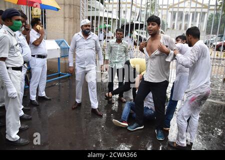 Kolkata, India. 28 Settembre 2020. (9/28/2020) gli attivisti del Congresso del Bengala Occidentale Pradesh protestano contro i recenti "Farm Acts 2020" di fronte al Raj Bhavan, quelli imposti dal governo centrale leader del BJP in tutta l'India. (Foto di Biswarup Gangolly/Pacific Press/Sipa USA) Credit: Sipa USA/Alamy Live News Foto Stock