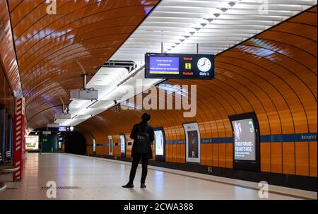 Monaco, Germania. 29 Settembre 2020. Nonostante lo sciopero di avvertimento, un passeggero è in attesa alla stazione della metropolitana Marienplatz. Nell'attuale ciclo di contrattazione collettiva, Verdi chiede il 4.8 per cento in più di paga per i 2.3 milioni di dipendenti del settore pubblico a livello nazionale, ma almeno 150 euro in più al mese. Credit: Sven Hoppe/dpa/Alamy Live News Foto Stock