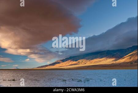 Enorme nuvola di fronte a Steens Mountain, che sorge a 5,000 metri sopra il lago Mann, all'alba, Alvord Desert, parte del Great Basin Desert, Oregon, USA Foto Stock