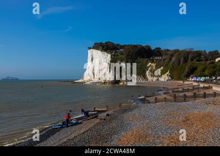 Inghilterra, Kent, dover, St.Margaret's Bay, The Beach e le bianche scogliere di dover Foto Stock