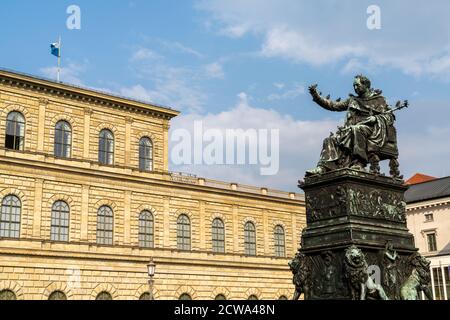 Monaco, Baviera / Germania - 17 settembre 2020: Statua del re Massimiliano Giuseppe i di Baviera in Piazza Max-Joseph in Baviera Foto Stock
