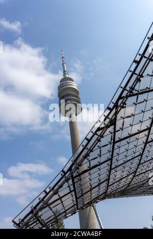 Monaco, Baviera / Germania - 17 settembre 2020: Vista dettagliata del tetto dello stadio Olympia di Monaco e della torre della televisione Foto Stock